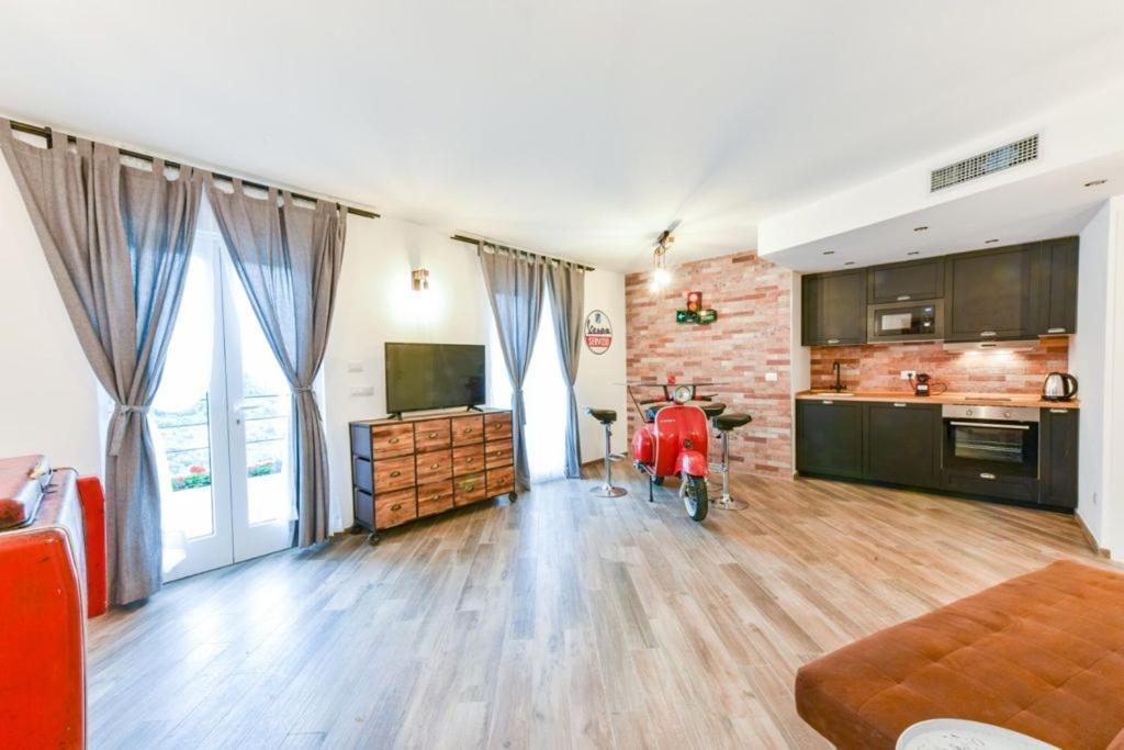 Vespa Apartments Монелья Экстерьер фото