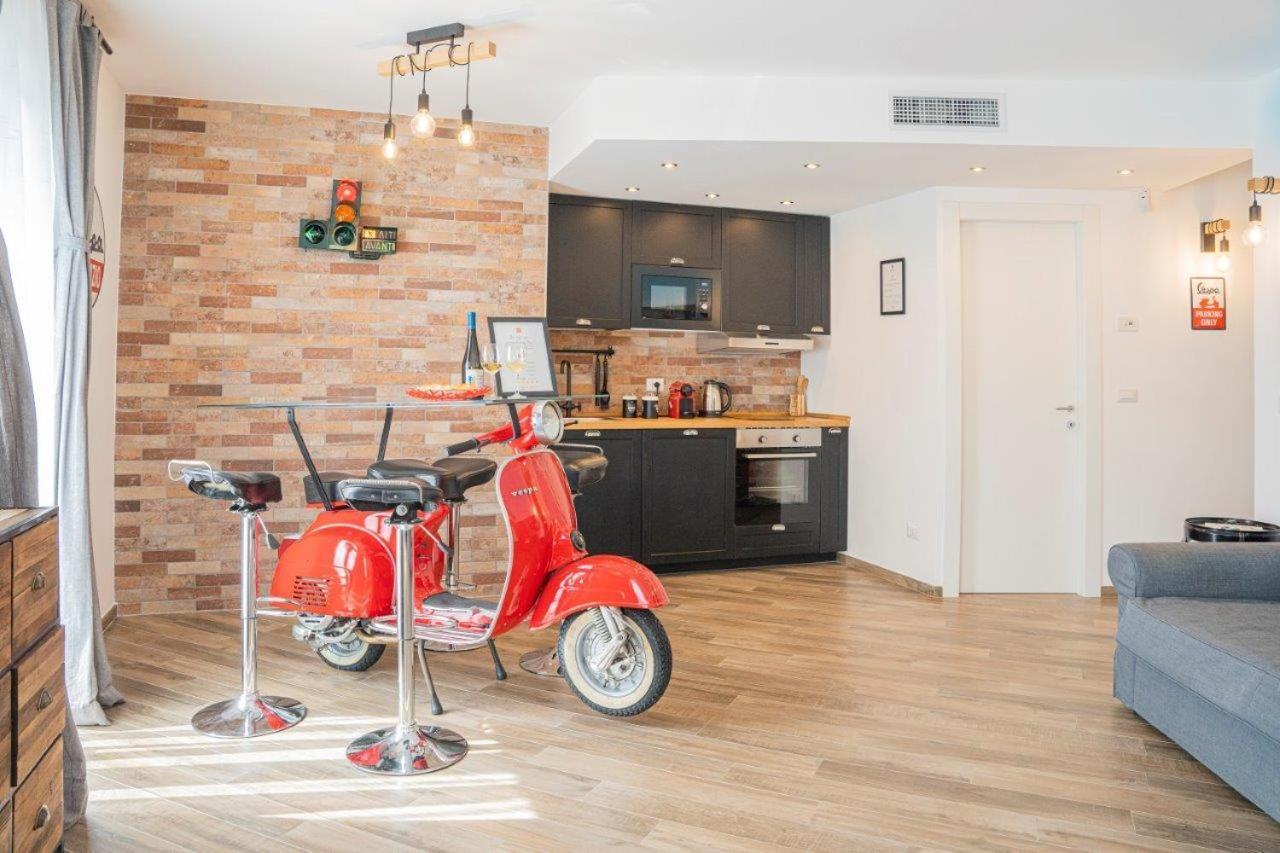 Vespa Apartments Монелья Экстерьер фото