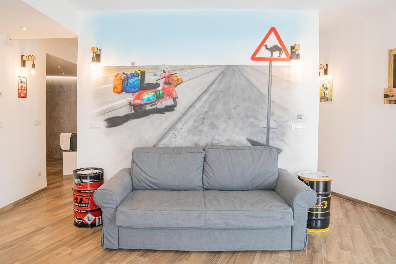 Vespa Apartments Монелья Экстерьер фото